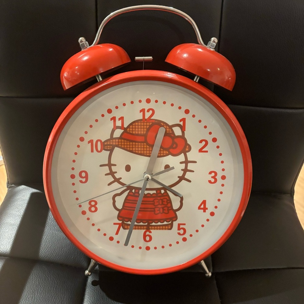 VINTAGE HELLO KITTY CLOCK
